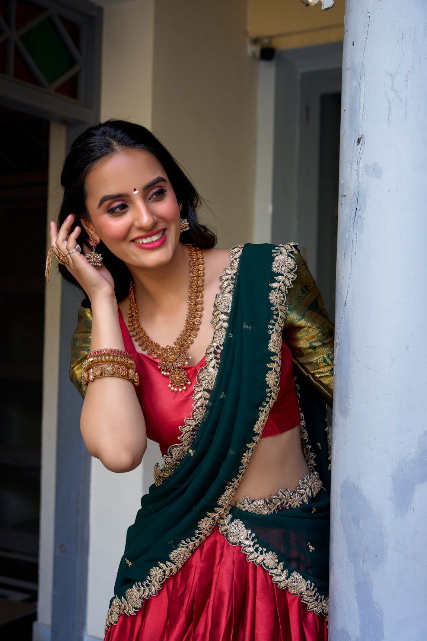 South Indian Elegance: Narayan Pattu Lehenga Choli with Zari Weaving & Sequins Dupatta