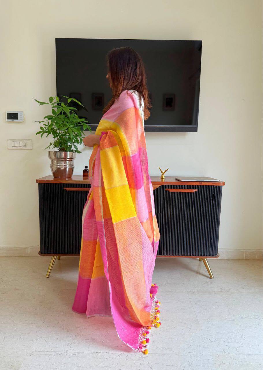 Plain Linen Saree – Digital Print with Fumka Latkan & Bangalori Satin Blouse