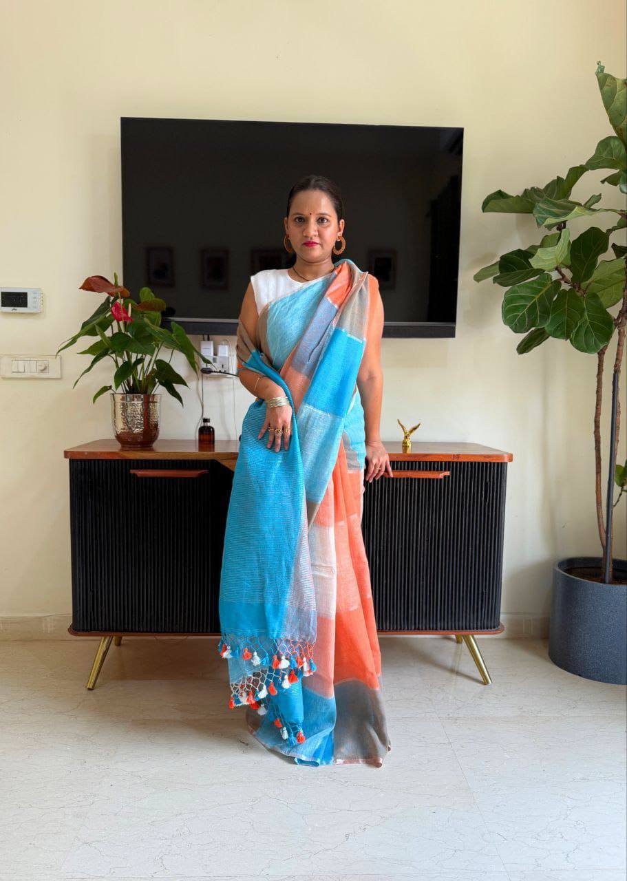 Plain Linen Saree – Digital Print with Fumka Latkan & Bangalori Satin Blouse