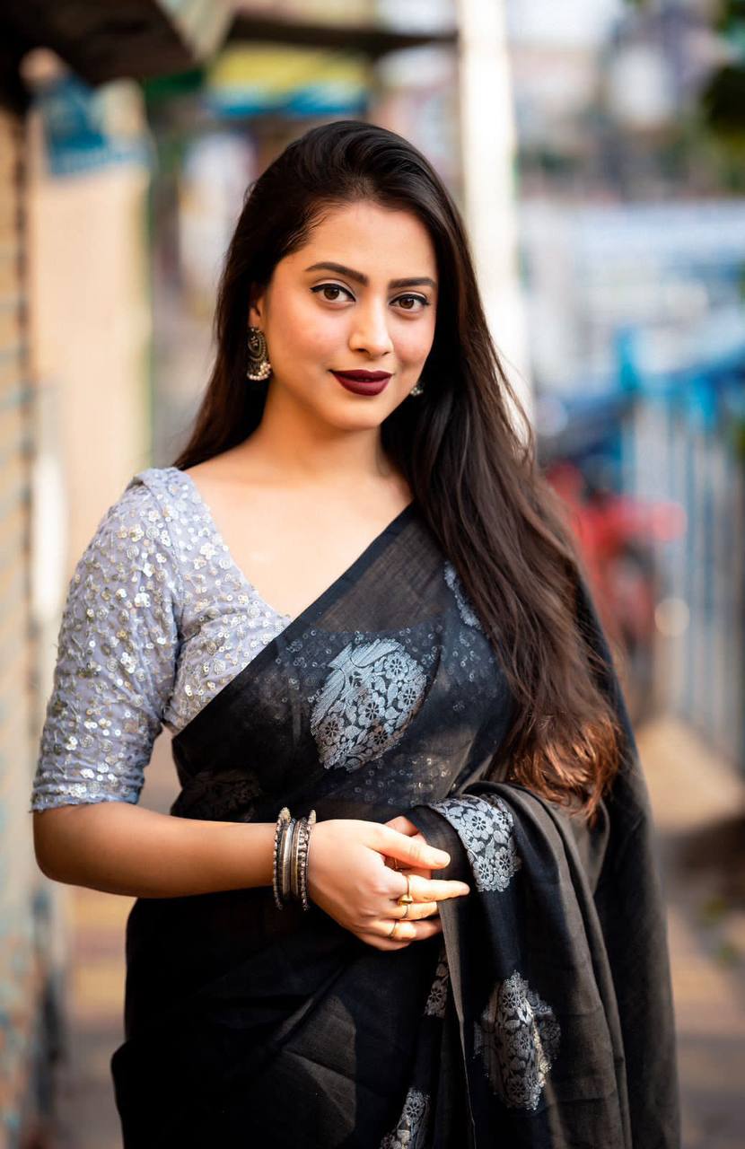 Kerala Linen Saree – Woven Zari Jacquard Design with Cotton Tassels