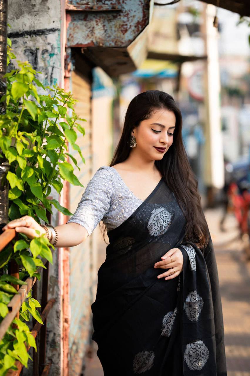Kerala Linen Saree – Woven Zari Jacquard Design with Cotton Tassels
