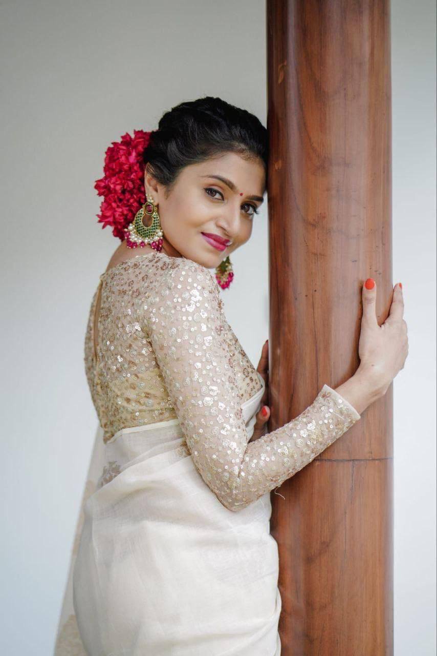 Kerala Linen Saree – Woven Zari Jacquard Design with Cotton Tassels